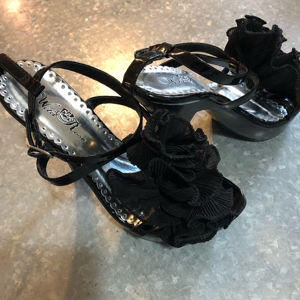 Wild Rose Ruffle Black Patent Strappy Sandal! SZ 7